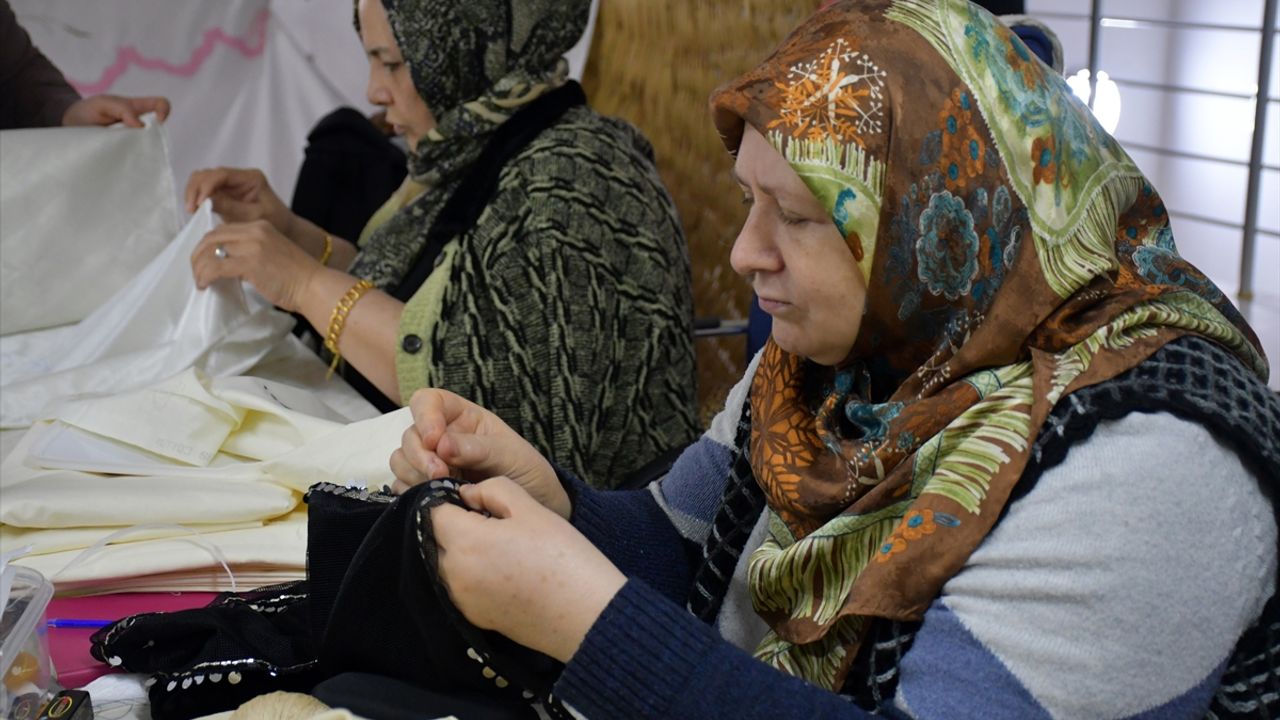 Sivas'ta "Çöplükte hazine var" temasıyla yola çıkan kadınlar eski çeyizlerden gelir elde ediyor