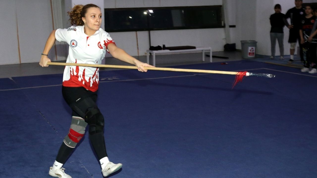 Sivas'ta şampiyon sporcuların anne ve babaları da wushu öğreniyor