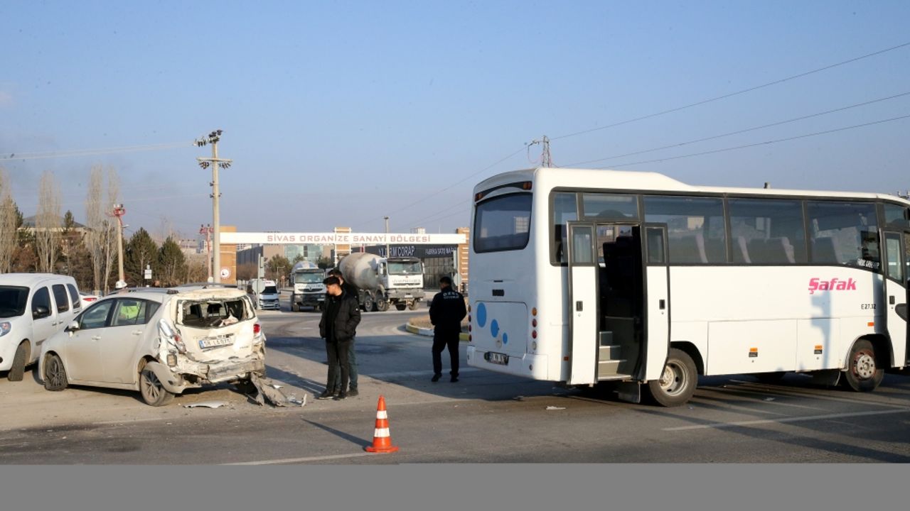 Sivas'ta servis otobüsü ile otomobilin çarpıştığı kazada 4 kişi yaralandı