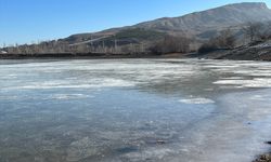 Sivas'ta soğuk havanın etkisiyle Serpincik Göleti kısmen buz tuttu
