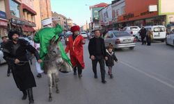 Sivas'ta temsili Nasreddin Hoca sokakta çocuklara hediye dağıttı