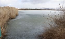 Sivas'ta Ulaş Gölü'nün yüzeyi buz tuttu