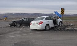 Sivas'ta iki otomobilin çarpıştığı kazada 6 kişi yaralandı