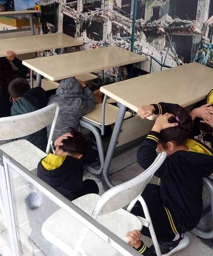 Öğrenciler deprem anını simülasyon tırında yaşadı
