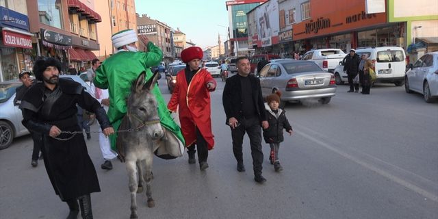 Sivas'ta temsili Nasreddin Hoca sokakta çocuklara hediye dağıttı