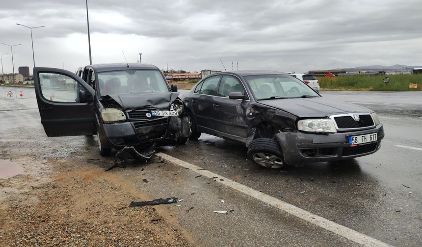 Sivas’ta otomobil ile hafif ticari araç çarpıştı: 2 yaralı