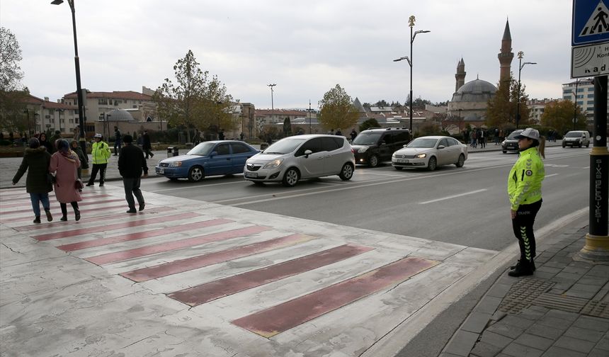 Sivas'ta yayaların güvenliği kadın trafik polislerine emanet