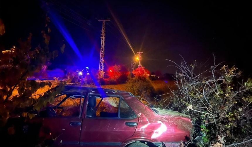 Sivas'ta devrilen otomobildeki uzman çavuş öldü, 3 kişi yaralandı