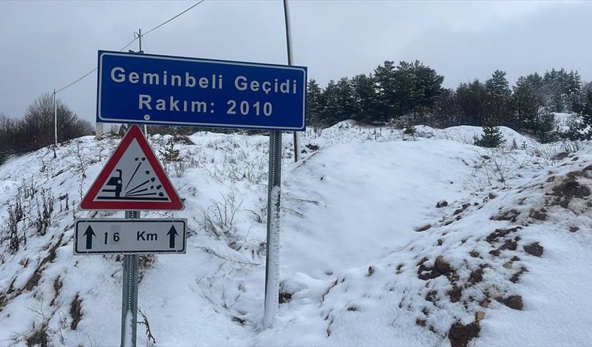 Sivas'ta Geminbeli Geçidi'nde kar yağışı etkili oldu