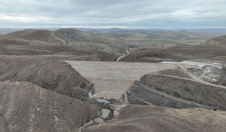Sivas'ta su tutmaya başlayan Karaşar Gülbahçe Barajı çiftçiye can suyu olacak