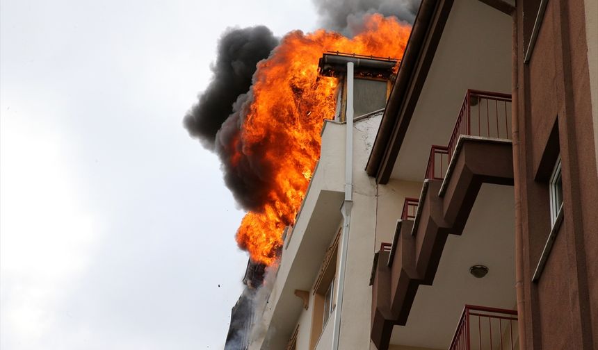 Sivas'ta apartmanın çatı katında çıkan yangın hasara yol açtı