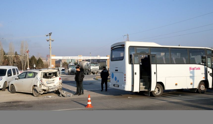 Sivas'ta servis otobüsü ile otomobilin çarpıştığı kazada 4 kişi yaralandı